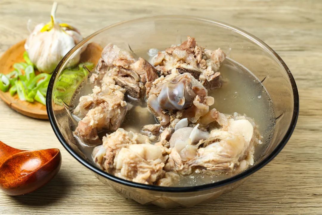 这4种症状，说明你的骨头正在悄悄“变脆”！越早知道越好→