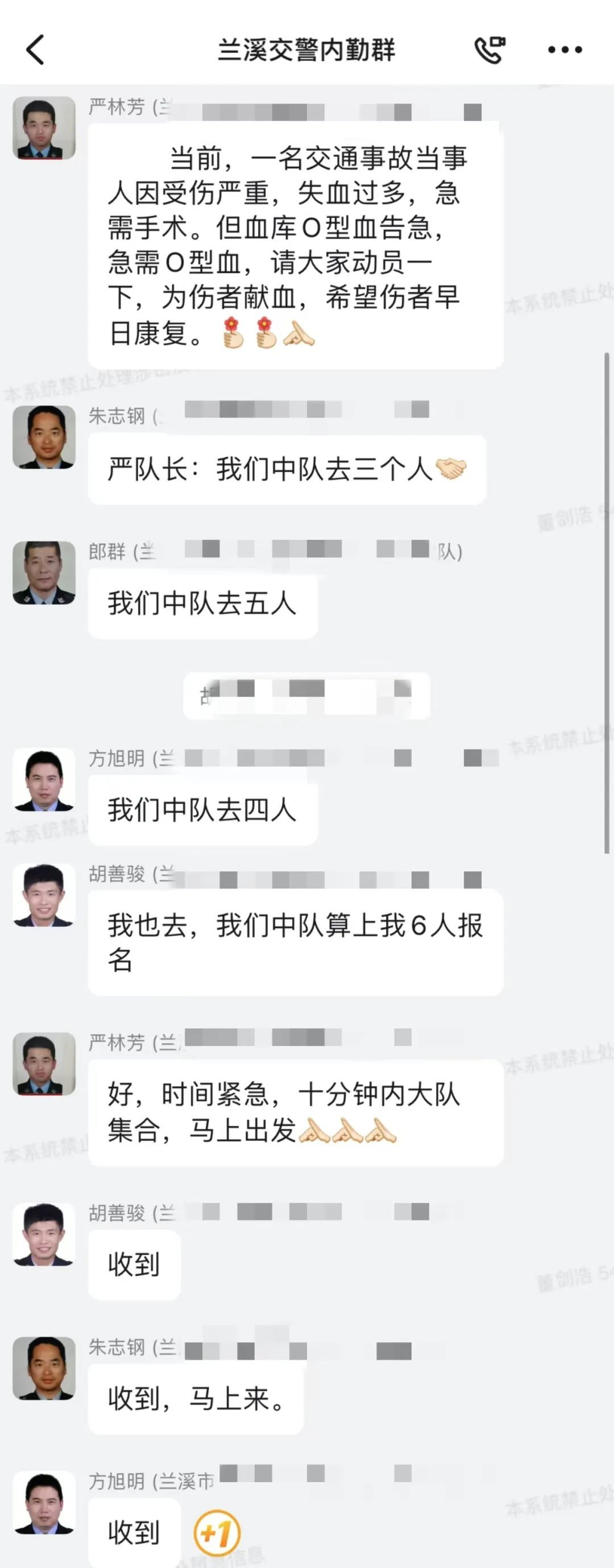 傍晚，中巴车上跳下来18位警察……