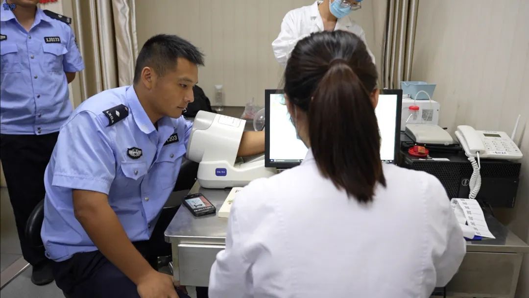 傍晚，中巴车上跳下来18位警察……