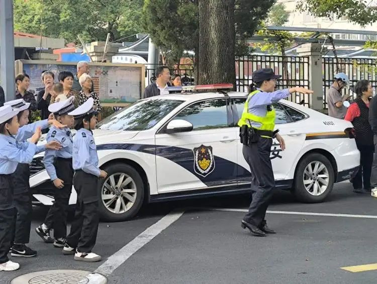 比罚款更“社死”！街头这一幕萌出圈，网友：建议全国推广