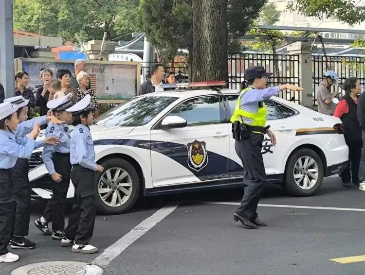 “叔叔阿姨,你的头盔呢?”上海超萌“小交警”执勤效果满分,处罚力度很“社死”! “叔叔阿姨,你的头盔呢?”上海超萌“小交警”执勤效果满分,处罚力度很“社死”!