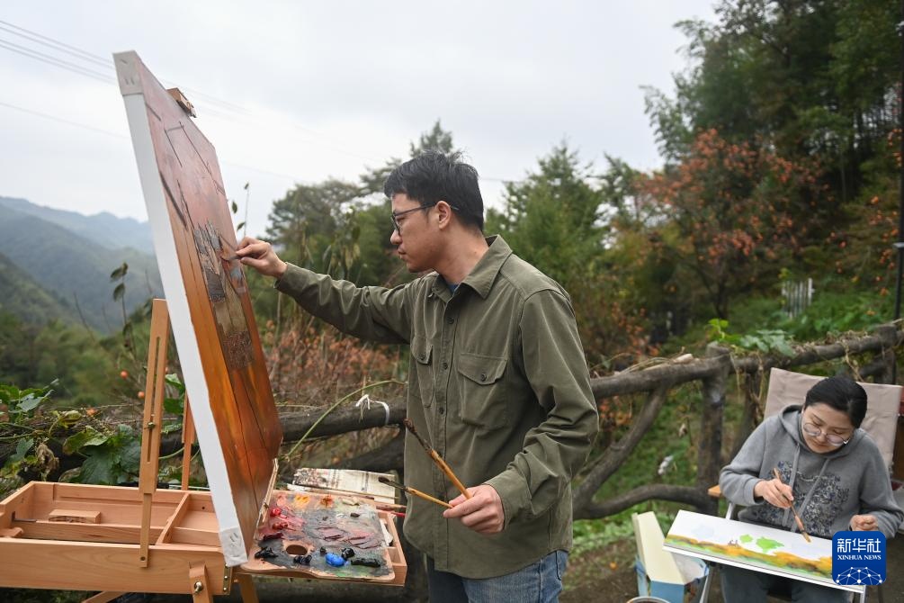 浙江余姚：古村柿红人气旺