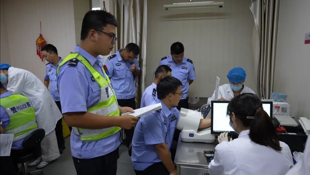 傍晚，中巴车上跳下来18位警察……