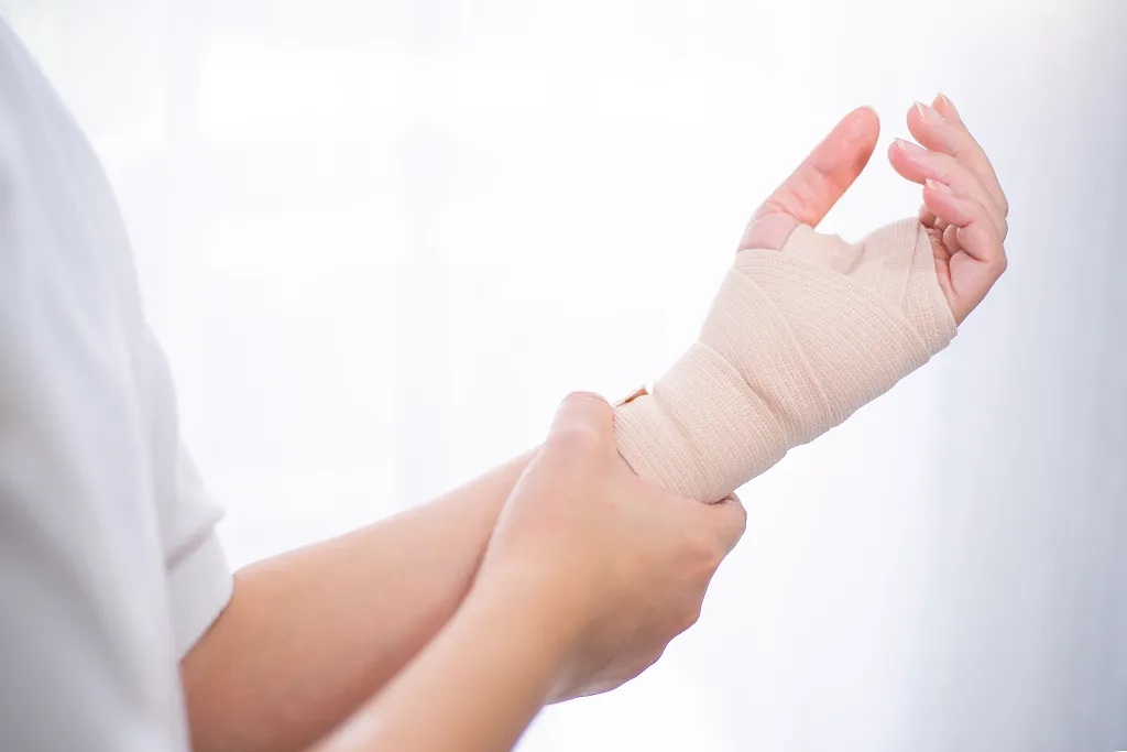 这4种症状，说明你的骨头正在悄悄“变脆”！越早知道越好→