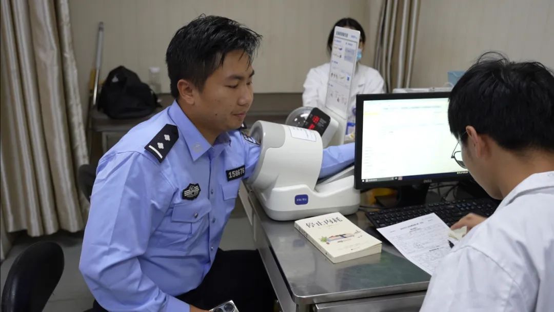 傍晚，中巴车上跳下来18位警察……