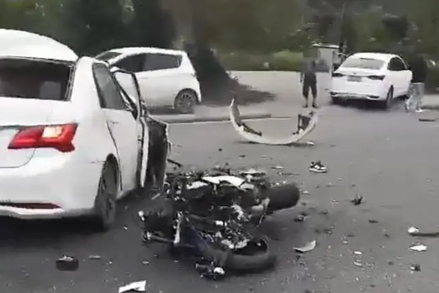惨烈相撞致3人死亡！摩托车时速疑超150公里，后座女子被甩飞上百米……