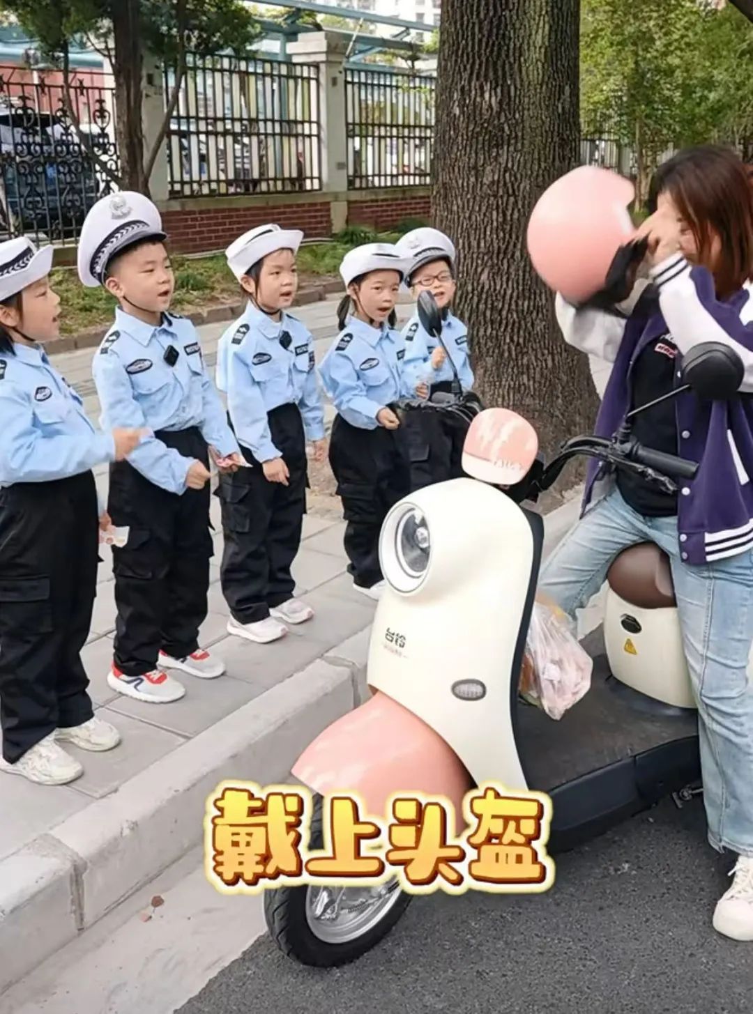 比罚款更“社死”！街头这一幕萌出圈，网友：建议全国推广