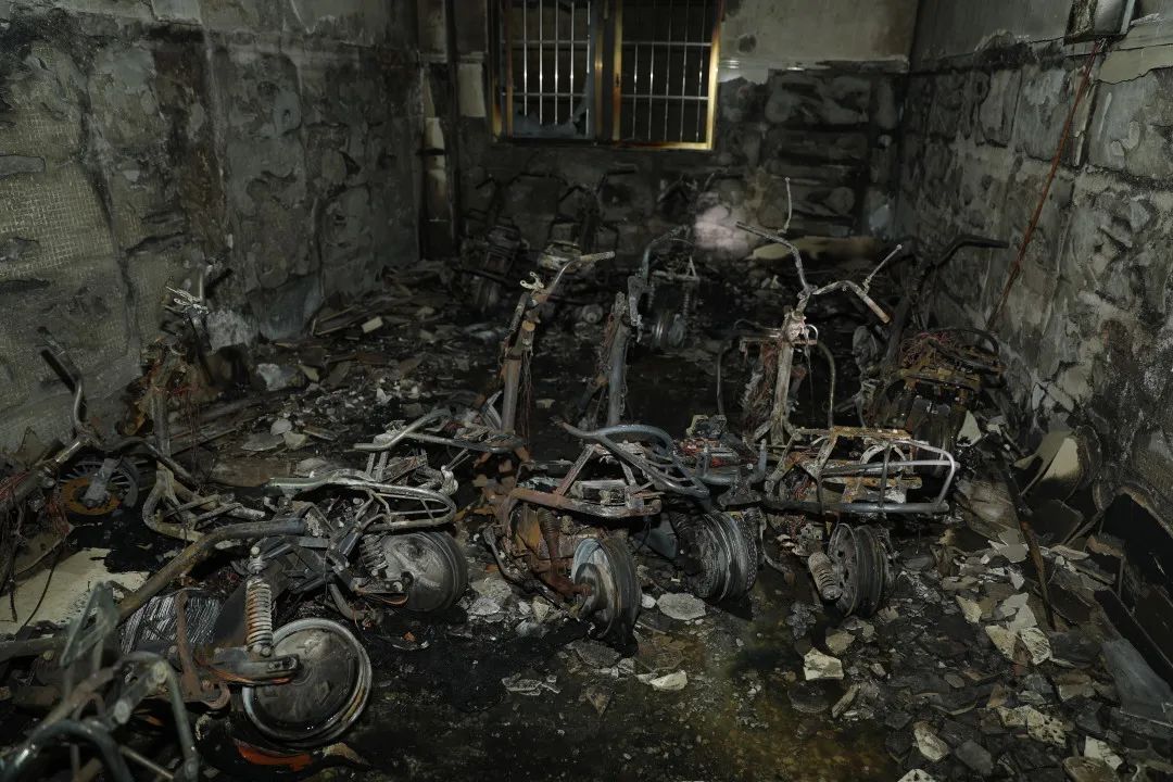 爱车刚上路就烧成“铁架”！竟因主人自己“动了手脚”