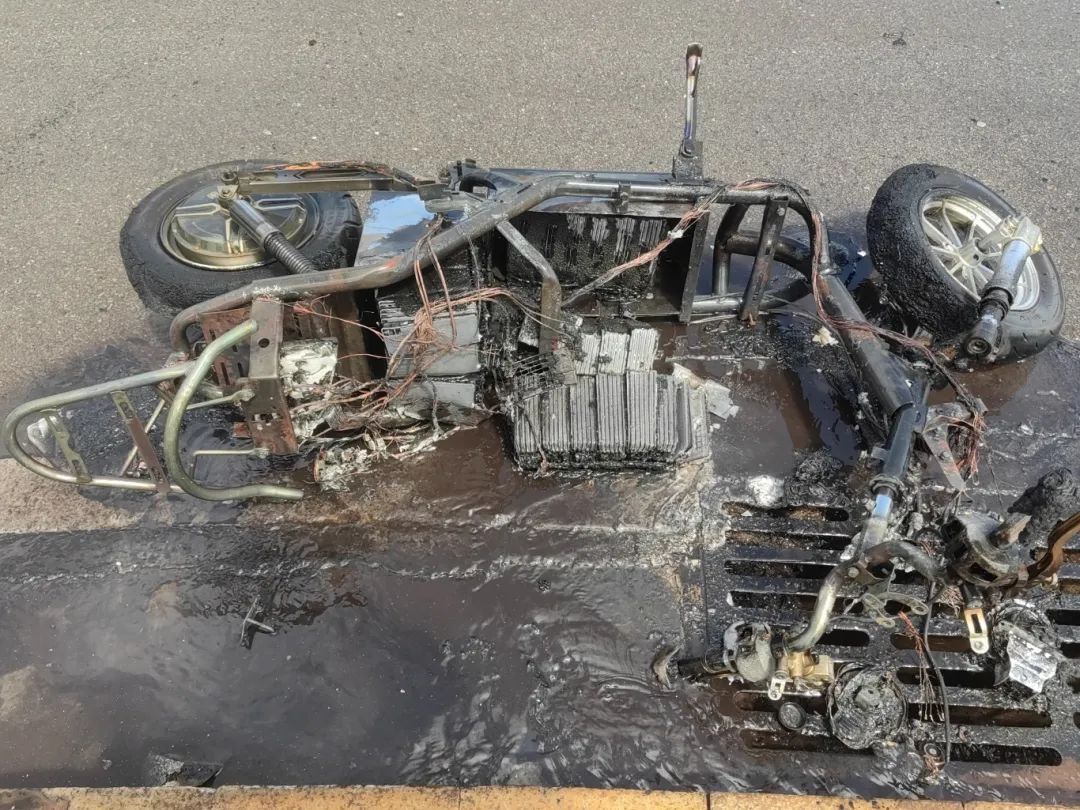 爱车刚上路就烧成“铁架”！竟因主人自己“动了手脚”