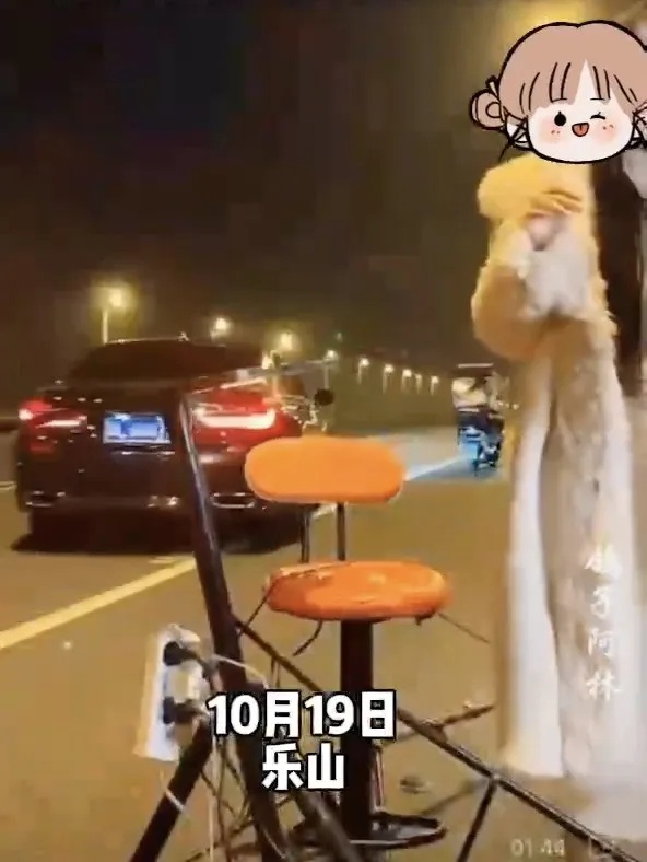 女主播马路边直播时被撞！