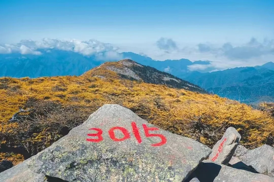痛心！穿越秦岭冰晶顶被困，年轻情侣双双遇难！人体失温有多危险→
