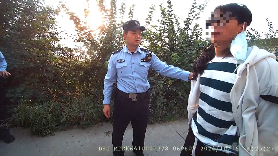 离谱！丁某某（男，32岁）扮女装，一小时后在街上被……