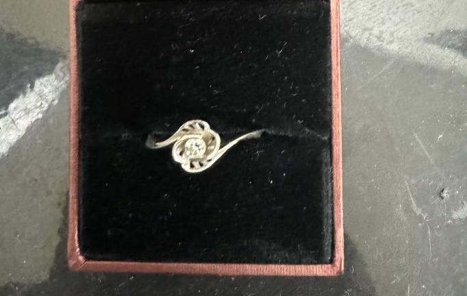 离谱！丁某某（男，32岁）扮女装，一小时后在街上被……