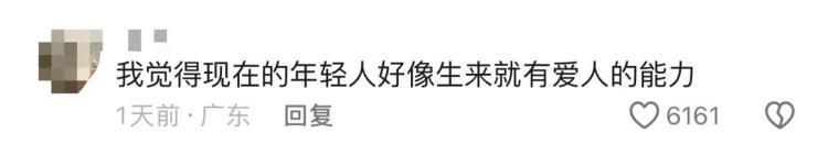 大学生排百米长队吃锅盔,背后故事太戳泪 大学生排百米长队吃锅盔,背后故事太戳泪