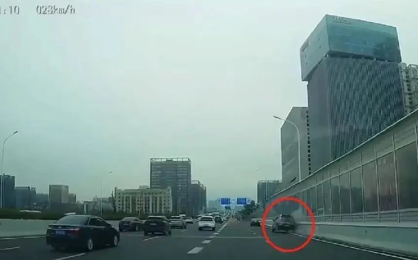 民警驾车撞停失控私家车?现场画面曝光→ 民警驾车撞停失控私家车?现场画面曝光→