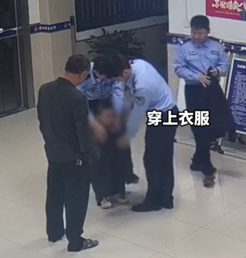 家庭“弟”位？民警带“光腚”小孩扫楼找妈妈 画面逐渐搞笑