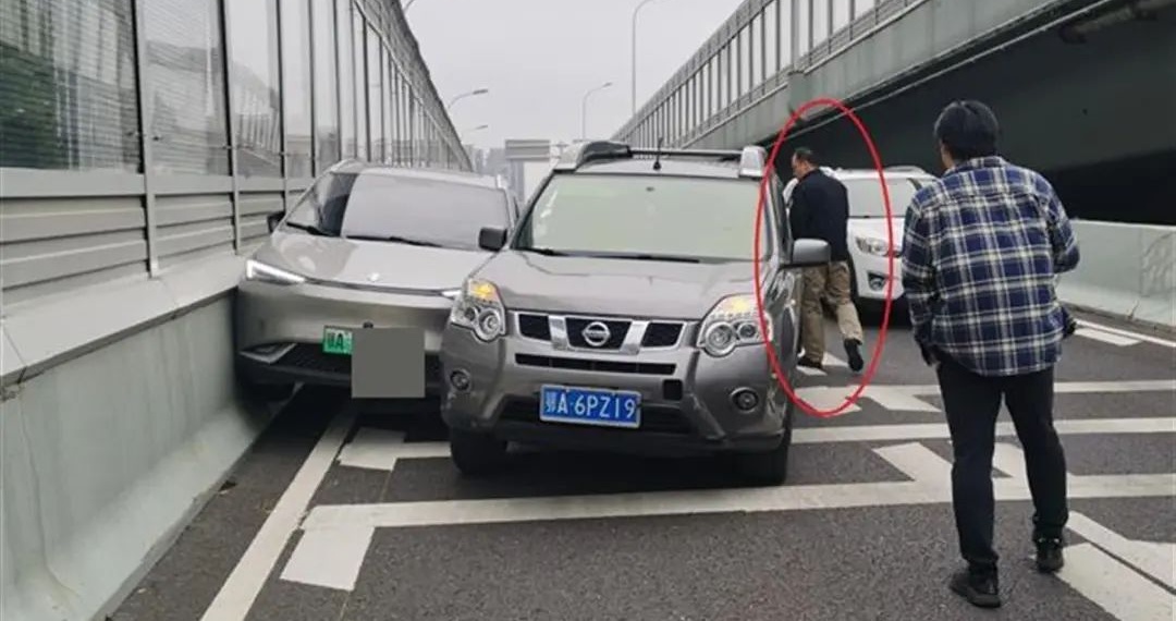 民警驾车撞停失控私家车?现场画面曝光→ 民警驾车撞停失控私家车?现场画面曝光→