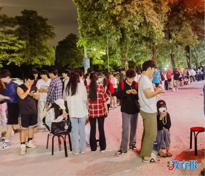 小吃摊位排百米长队，“一眼望去全是大学生”！背后故事……