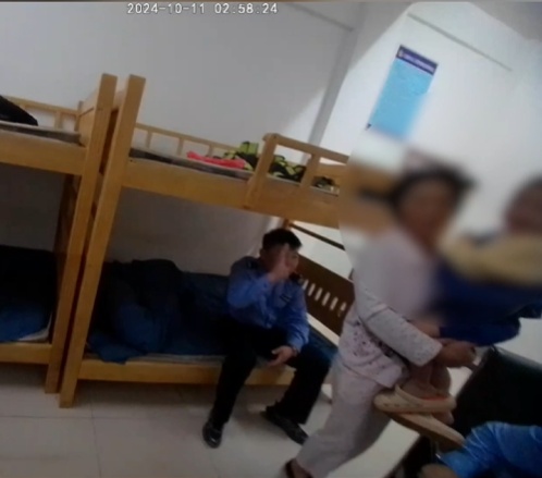 家庭“弟”位？民警带“光腚”小孩扫楼找妈妈 画面逐渐搞笑
