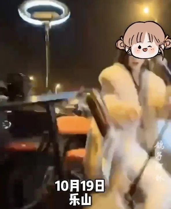 四川一女主播路边直播被车撞翻，网友怒了→