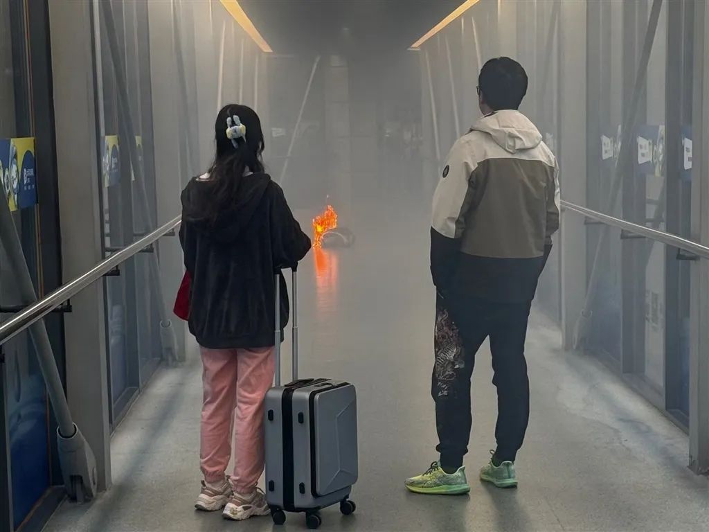 上海虹桥机场廊桥起火后续：乘客称充电宝曾在飞行时被使用！官方回应来了→