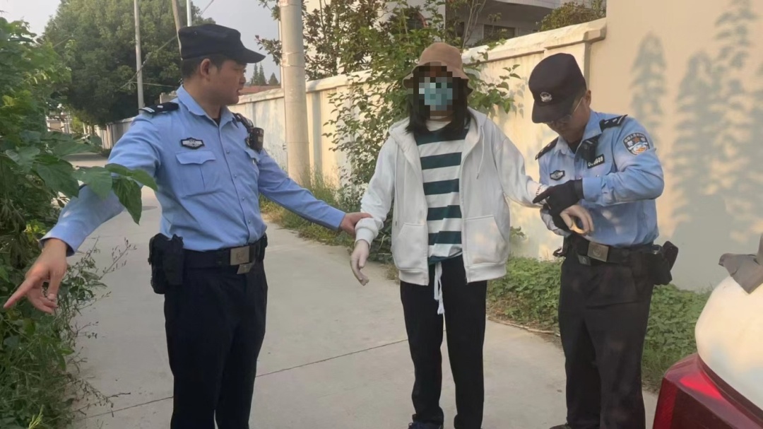 离谱！丁某某（男，32岁）扮女装，一小时后在街上被……