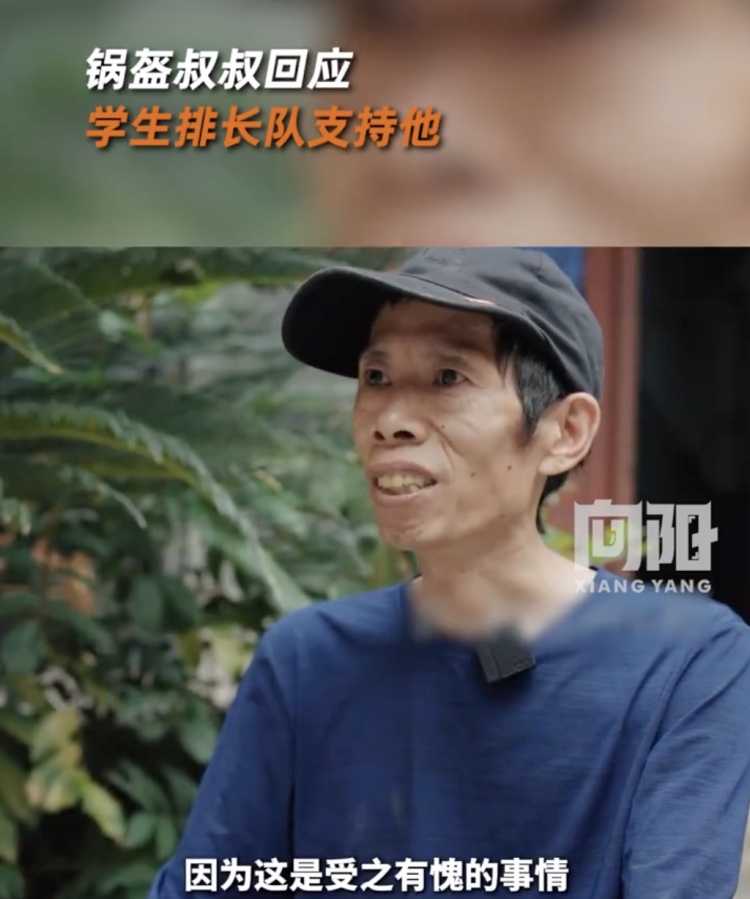小吃摊位排百米长队，“一眼望去全是大学生”！背后故事……