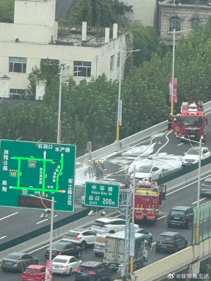 上海南北高架突发，整个车头在燃烧！官方最新消息→