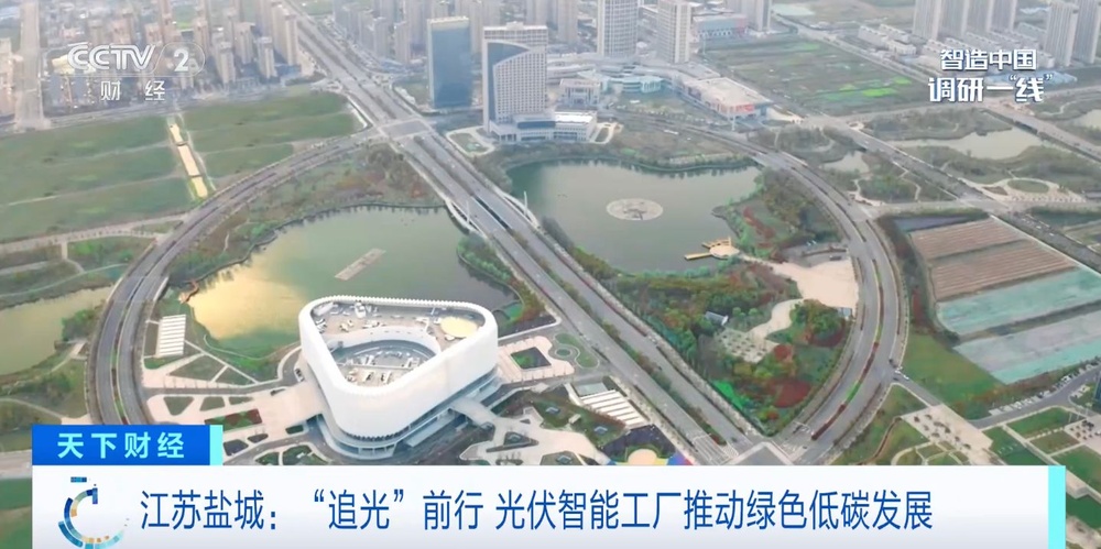 “机器人员工”1分钟焊接30片电池 探访光伏智能工厂