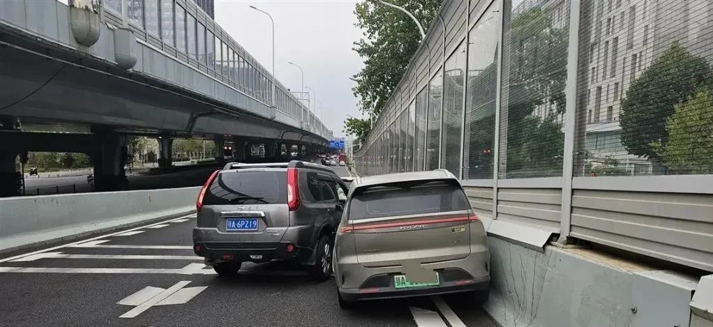 民警驾车撞停失控私家车?现场画面曝光→ 民警驾车撞停失控私家车?现场画面曝光→