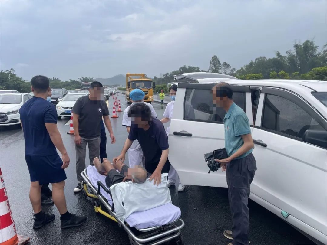 打滑后横停快车道不撤离？男子当场被撞飞……