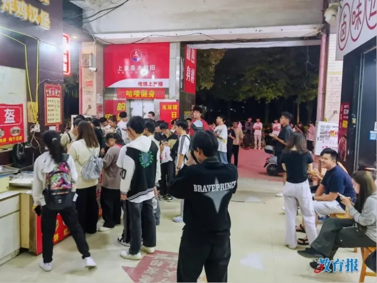 小吃摊位排百米长队，“一眼望去全是大学生”！背后故事……