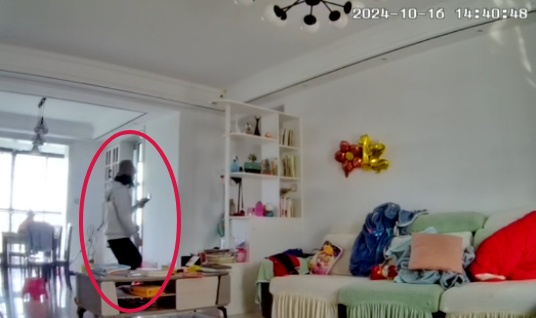 离谱！丁某某（男，32岁）扮女装，一小时后在街上被……