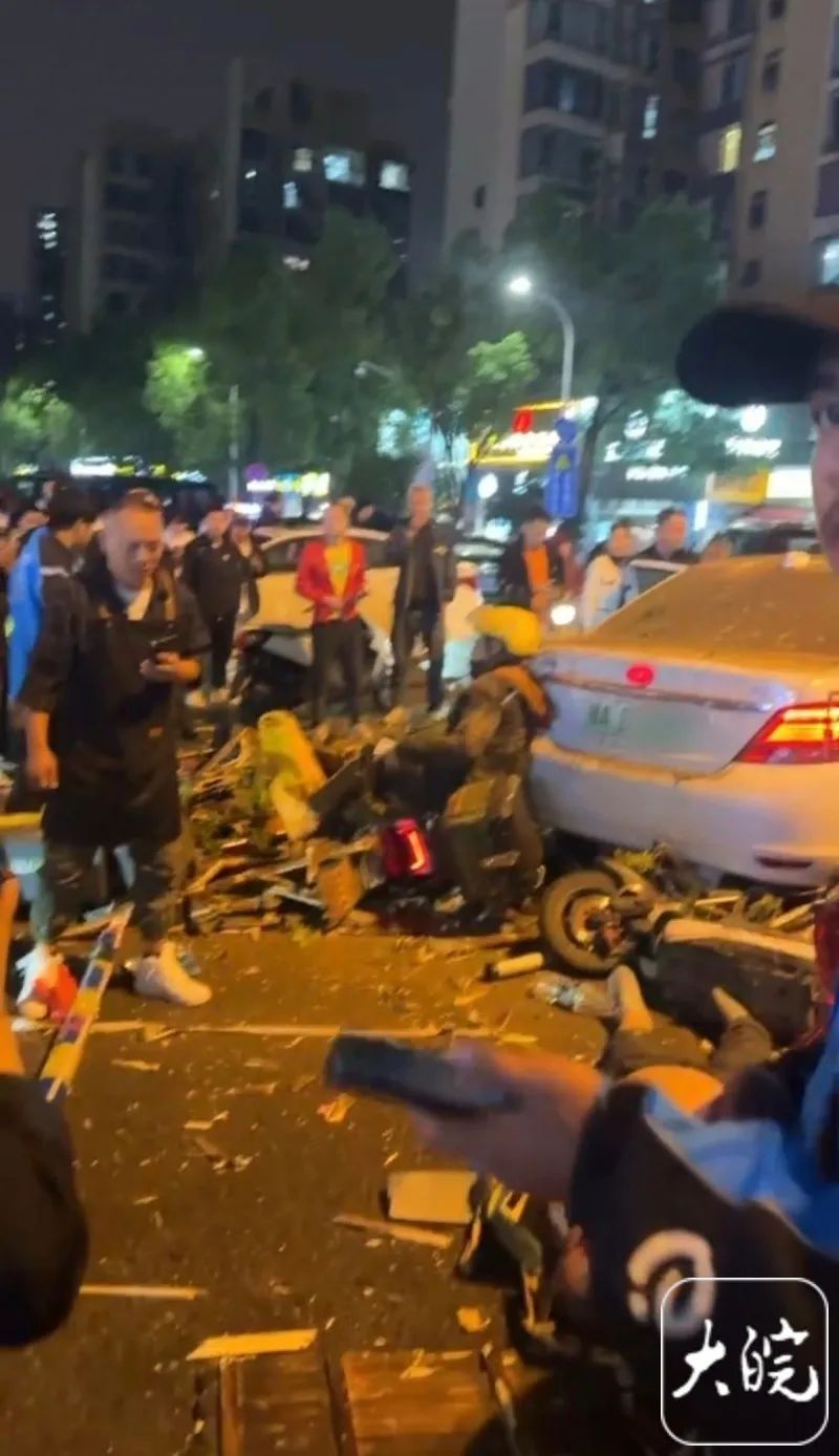 事发武汉一商业街！一辆小轿车失控致多人受伤