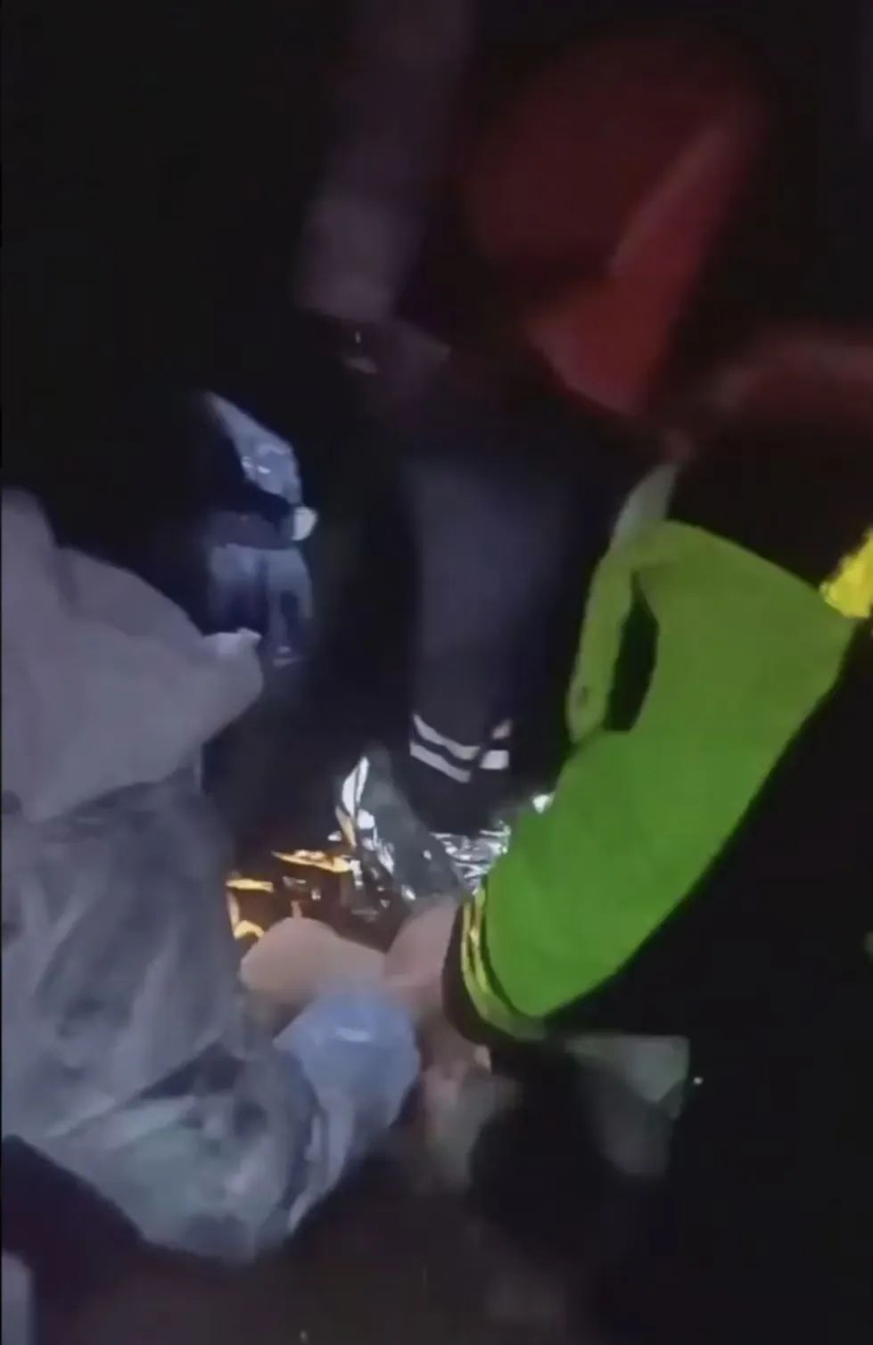 痛心！穿越秦岭冰晶顶被困，年轻情侣双双遇难！人体失温有多危险→