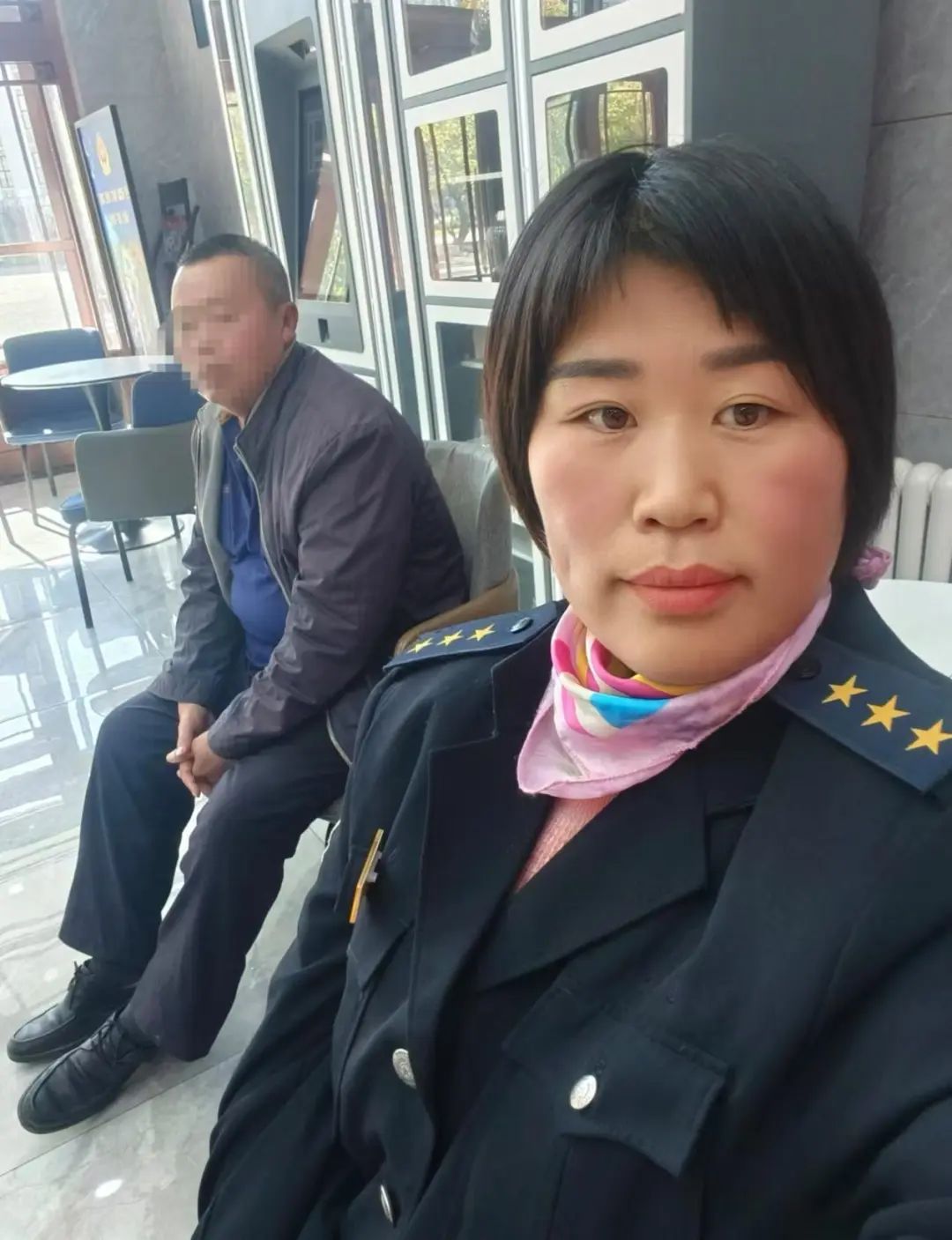 男乘客表达含糊不清，哈尔滨“的姐”停运4个小时，为其找到家人