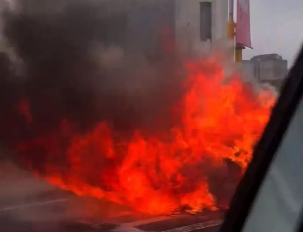 上海南北高架突发，整个车头在燃烧！官方最新消息→