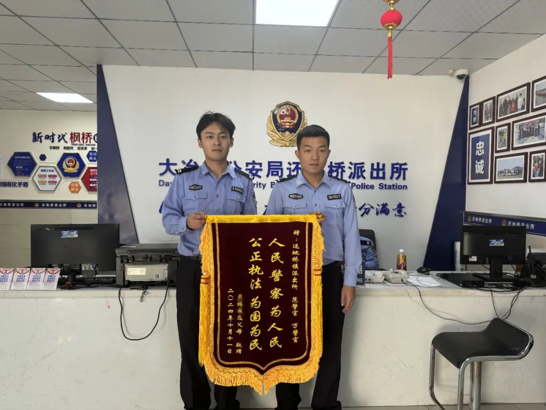 家庭“弟”位？民警带“光腚”小孩扫楼找妈妈 画面逐渐搞笑