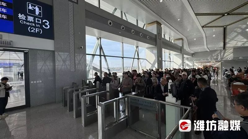 今日，潍烟高铁正式开通运营