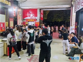 大学生排百米长队吃锅盔,背后故事太戳泪 大学生排百米长队吃锅盔,背后故事太戳泪