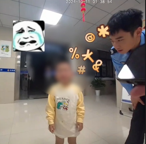 家庭“弟”位？民警带“光腚”小孩扫楼找妈妈 画面逐渐搞笑