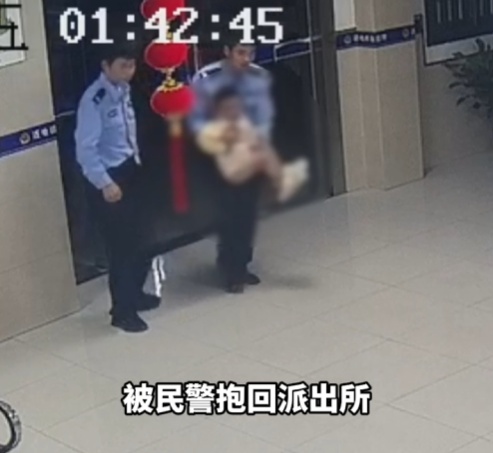 家庭“弟”位？民警带“光腚”小孩扫楼找妈妈 画面逐渐搞笑