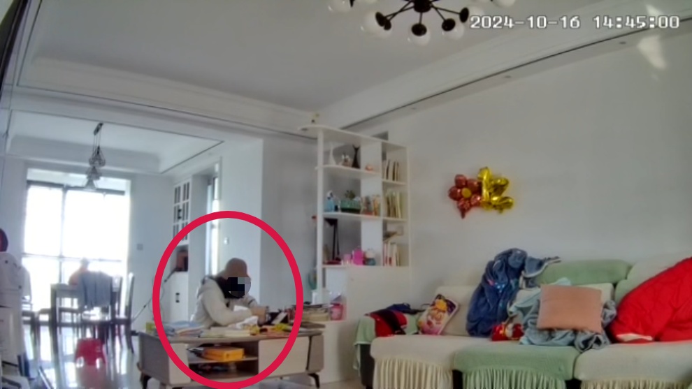 离谱！丁某某（男，32岁）扮女装，一小时后在街上被……