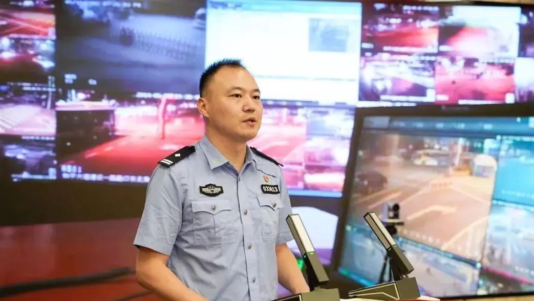 民警驾车撞停失控私家车?现场画面曝光→ 民警驾车撞停失控私家车?现场画面曝光→