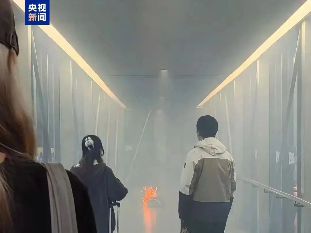 烟雾缭绕！上海虹桥机场一廊桥被浓烟灌满，机场回应→