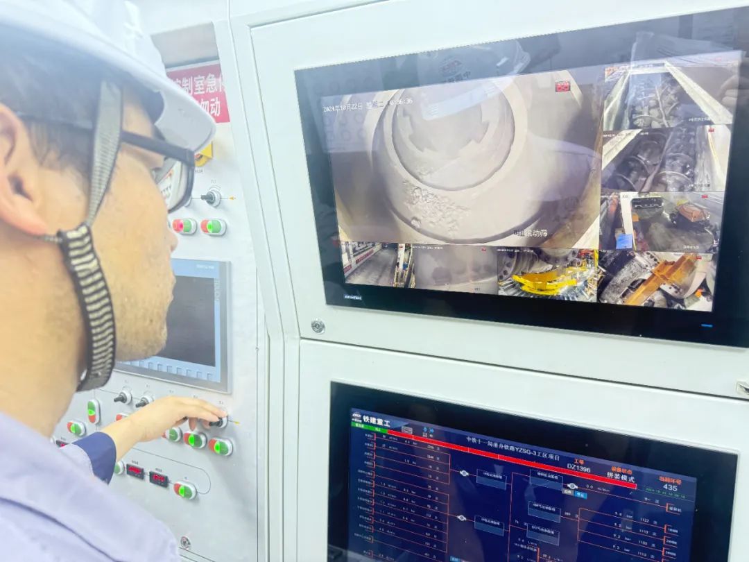 世界最长!“成功入海,我们向深海进发” 世界最长!“成功入海,我们向深海进发”