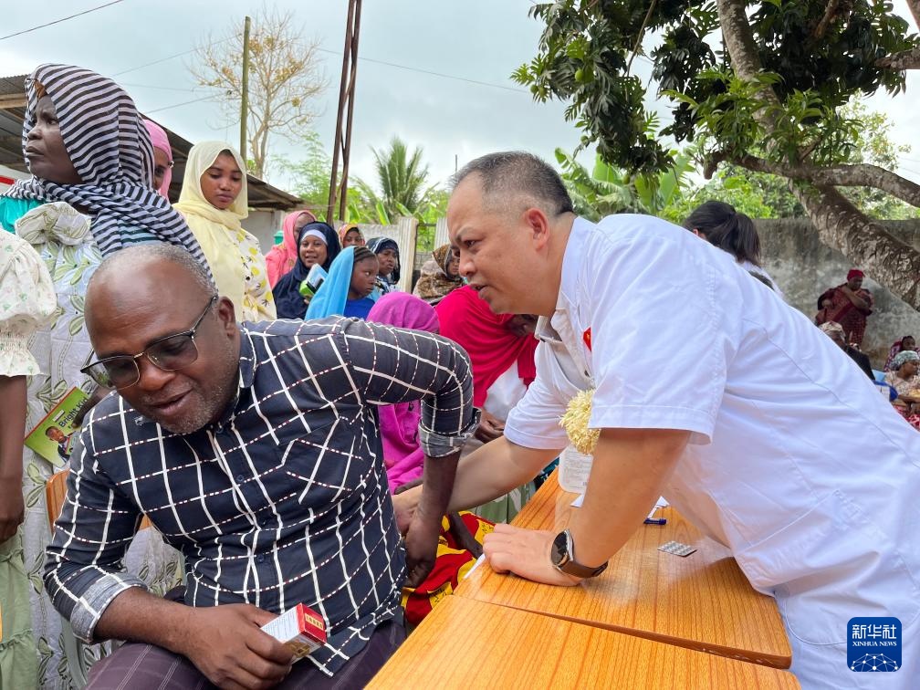 中国医疗队在科摩罗开展义诊活动 中国医疗队在科摩罗开展义诊活动