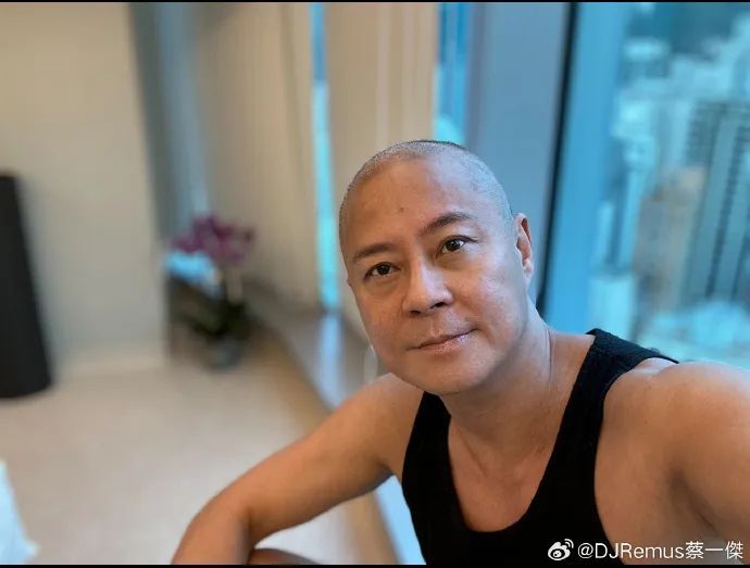 知名男歌手突然退出!自曝切除……网友:第一次见他剃光头 知名男歌手突然退出!自曝切除……网友:第一次见他剃光头