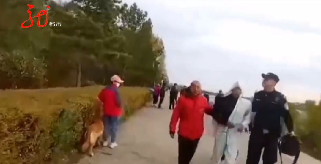 哈尔滨呼兰河边,一位老人一头栽进河中...... 哈尔滨呼兰河边,一位老人一头栽进河中......