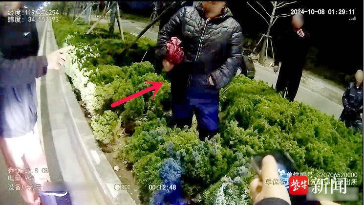 偷菜被发现，他丢下老伴就跑……